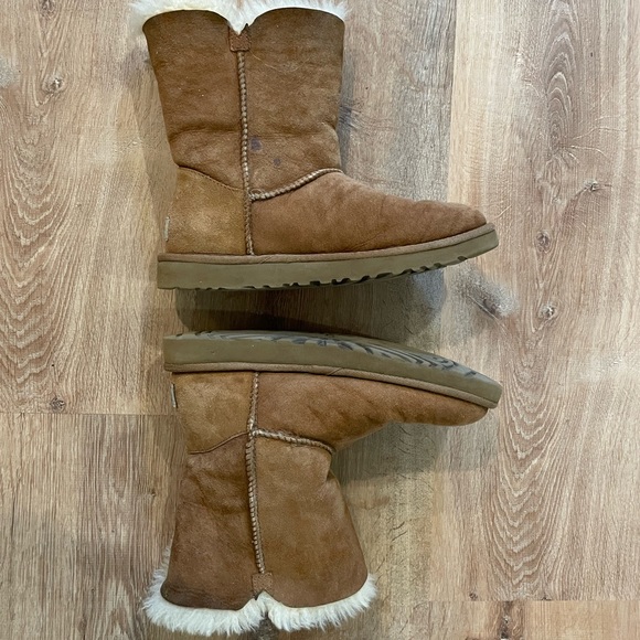 Ugg Chestnut Bailey Button Short Size 7 - Picture 4 of 7